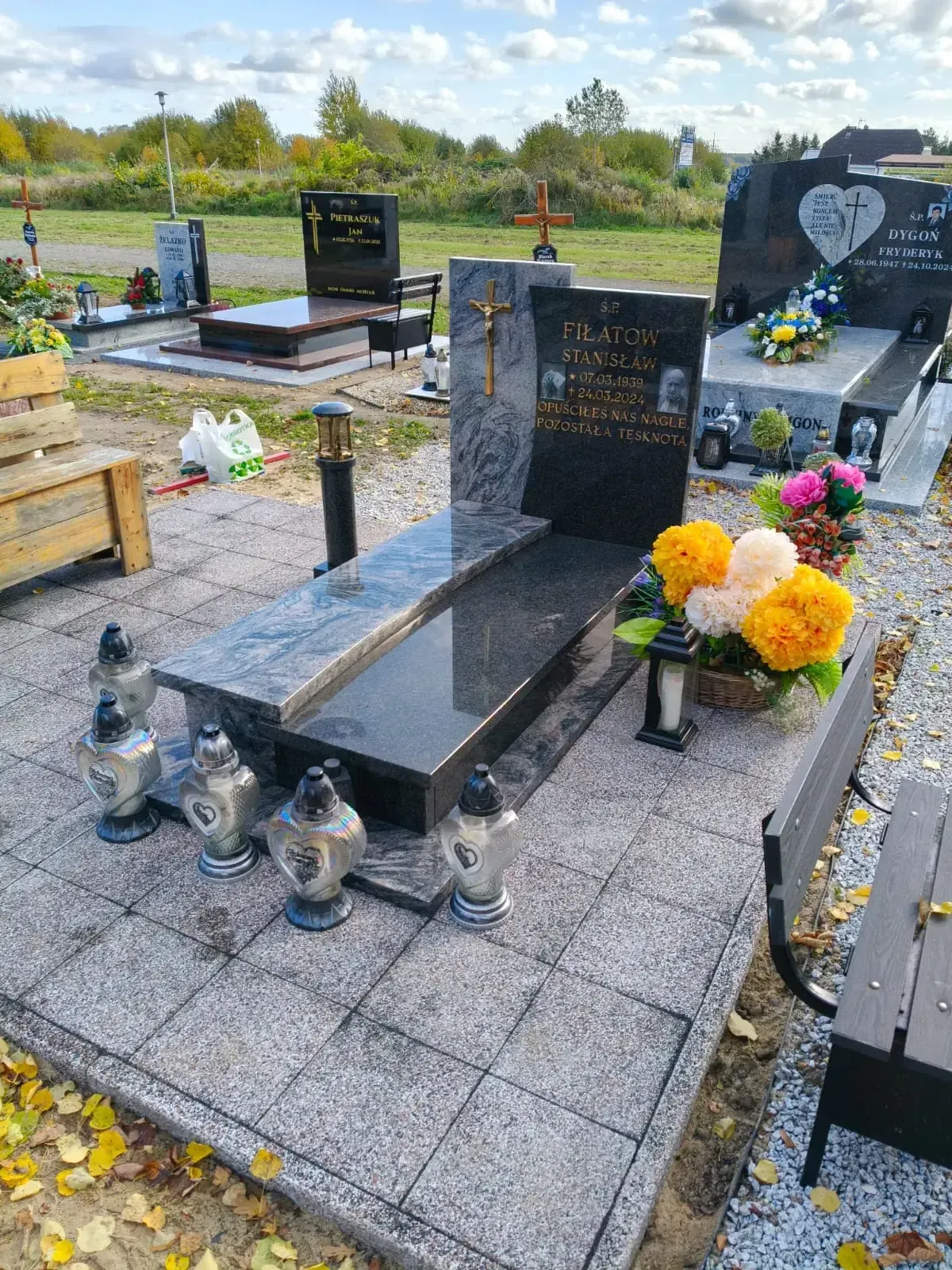 Nagrobek pojedynczy z polerowanego granitu z ławeczką