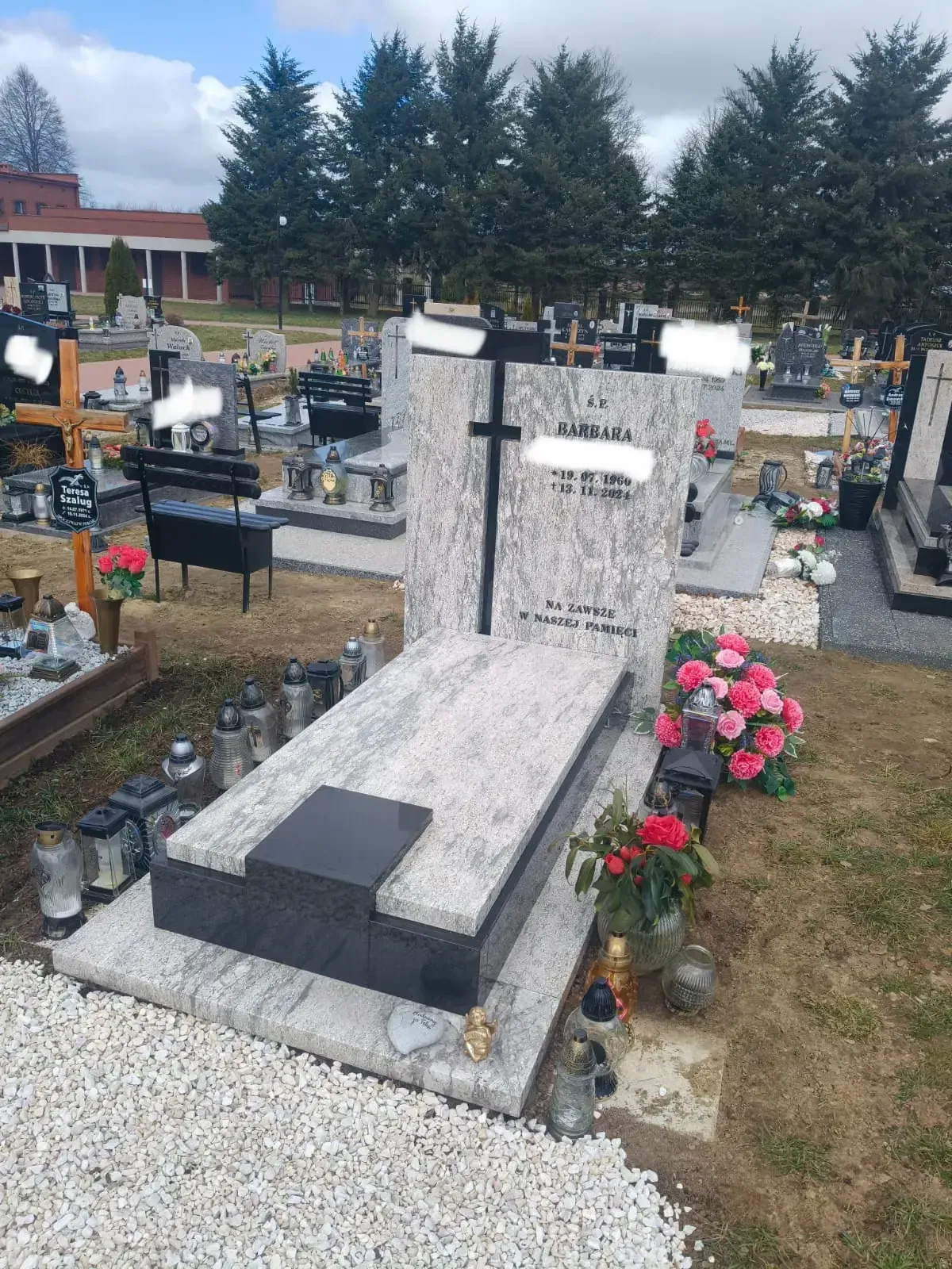 Nagrobek pojedynczy z jasnego granitu z czarnym akcentem