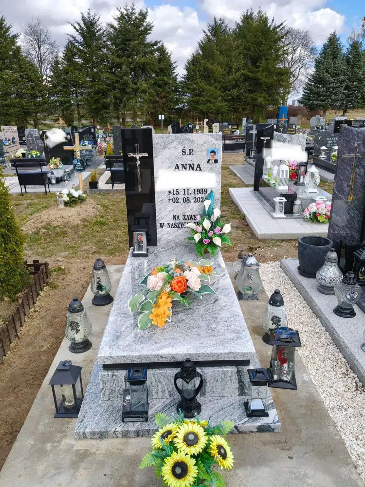 Nagrobek urnowy z czarnego granitu na otoczce