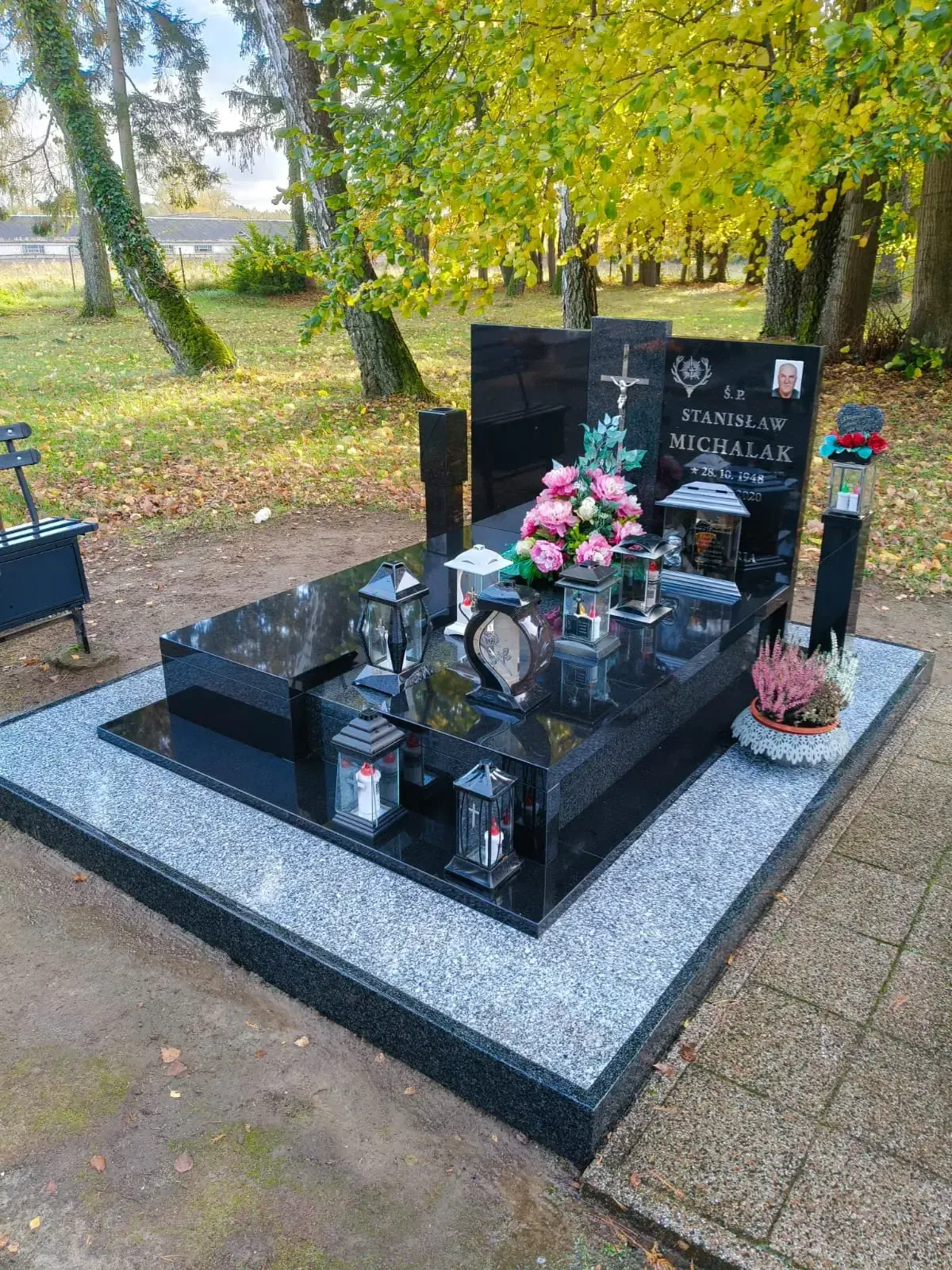 Nagrobek pojedynczy z jasnego granitu z czarnym cokołem