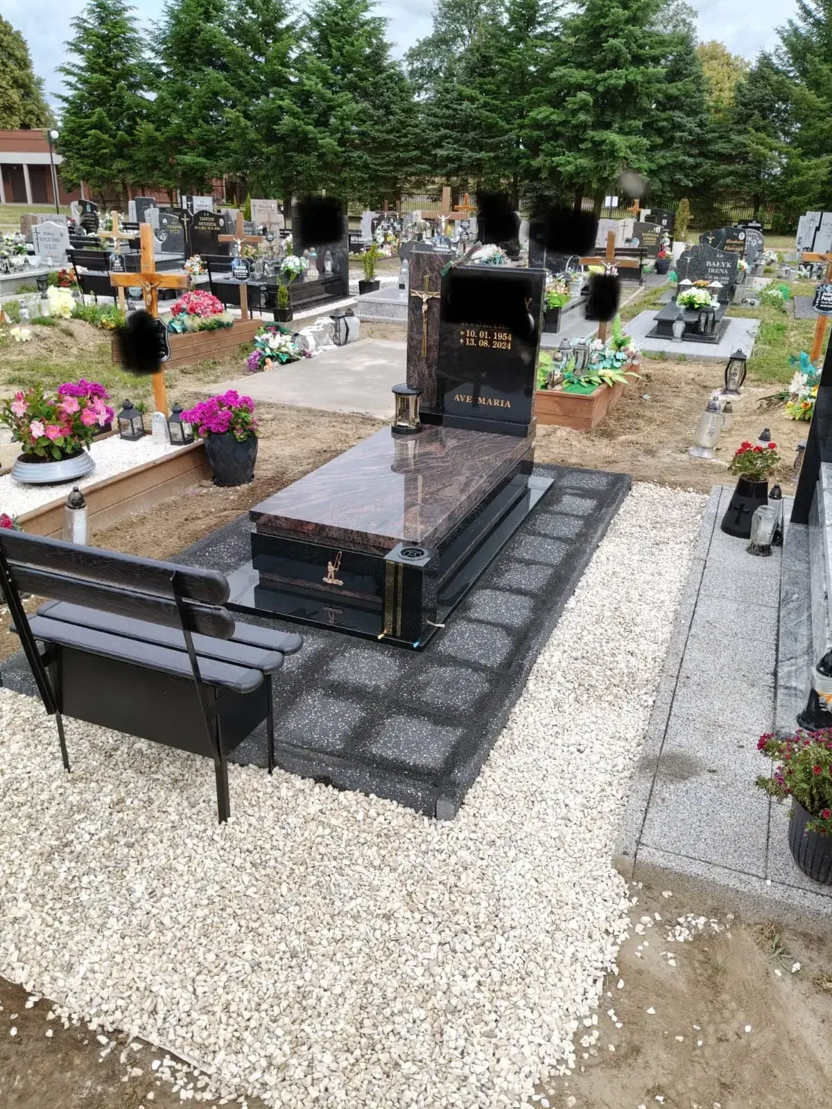 Nagrobek pojedynczy z szarego granitu z czarnym akcentem