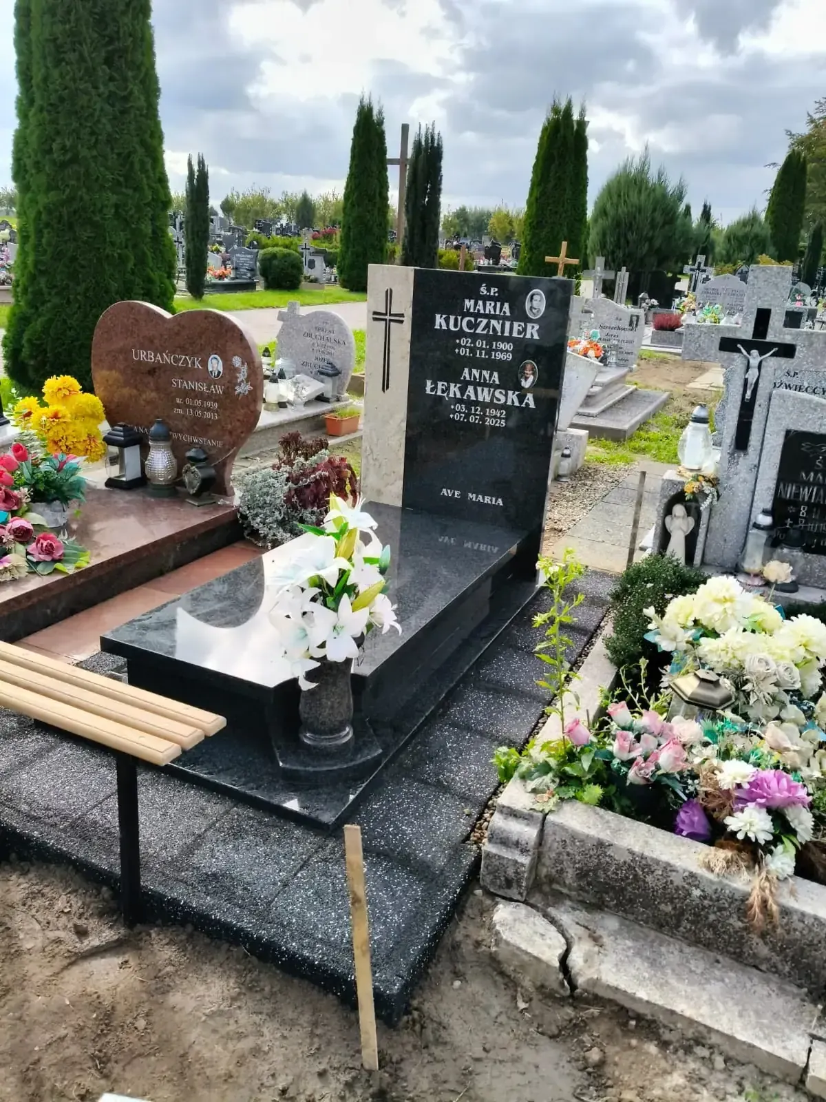 Nagrobek pojedynczy z czarnego granitu z jasną stelą