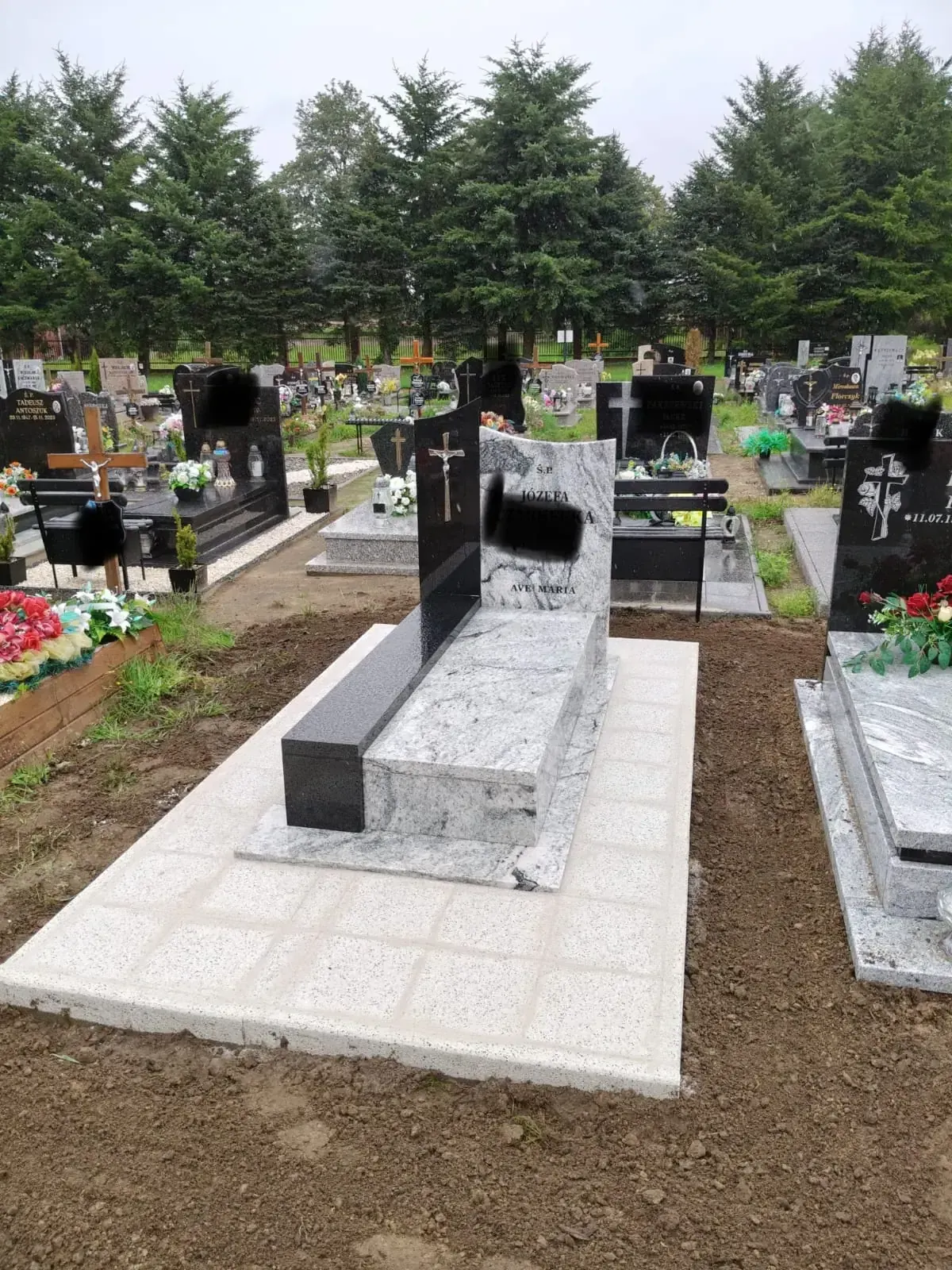 Nagrobek pojedynczy z jasnego granitu z czarnym akcentem