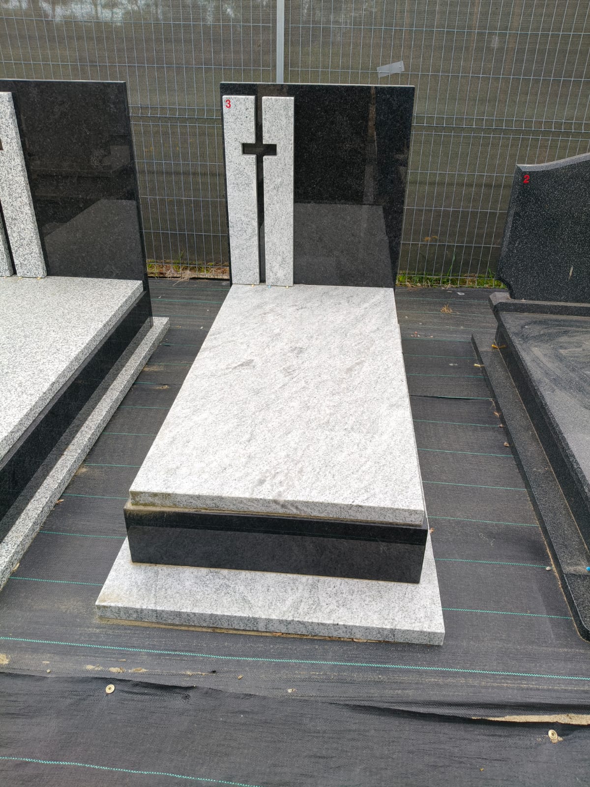 Nagrobek pojedynczy z krzyżem – jasny i czarny granit — wzór GOS-3