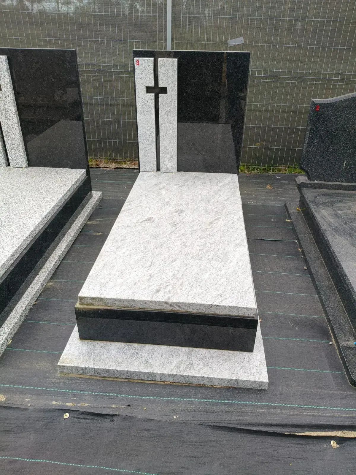 Nagrobek pojedynczy z krzyżem – jasny i czarny granit - wzór GOS-3
