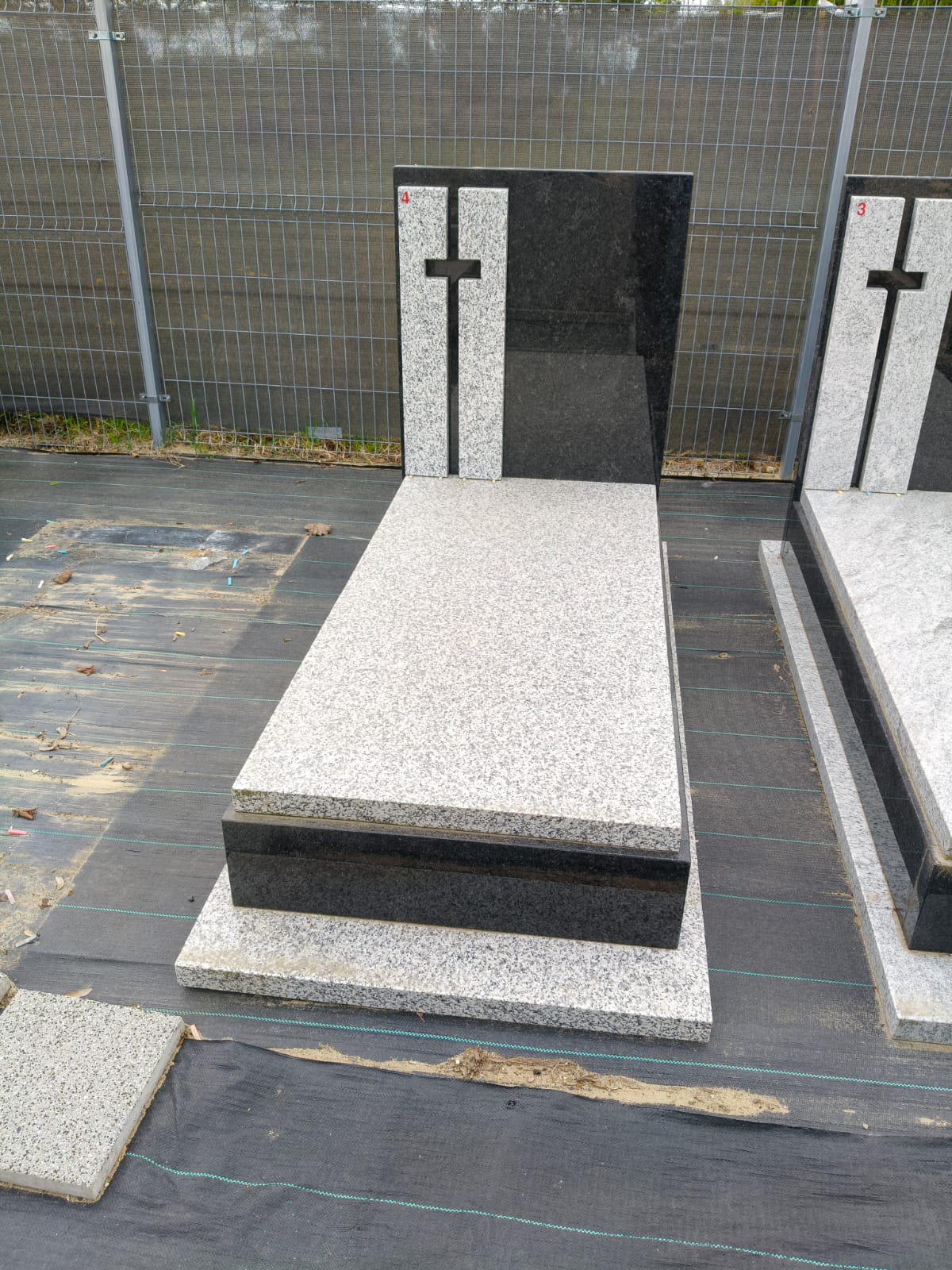 Nagrobek pojedynczy z krzyżem – jasna stela — wzór GOS-4