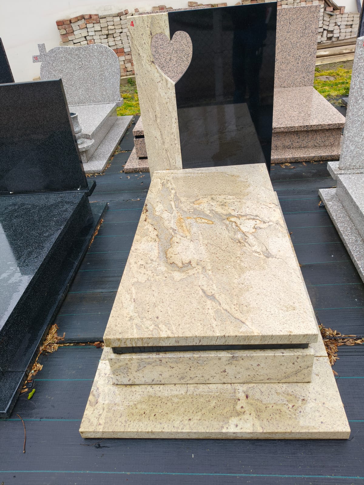 Nagrobek pojedynczy z sercem – beżowy granit — wzór KP-3