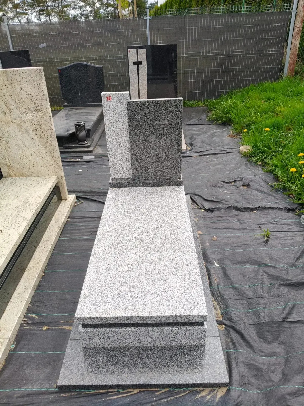 Nagrobek pojedynczy – jasny granit z dwukolorową stelą - wzór GOS-10