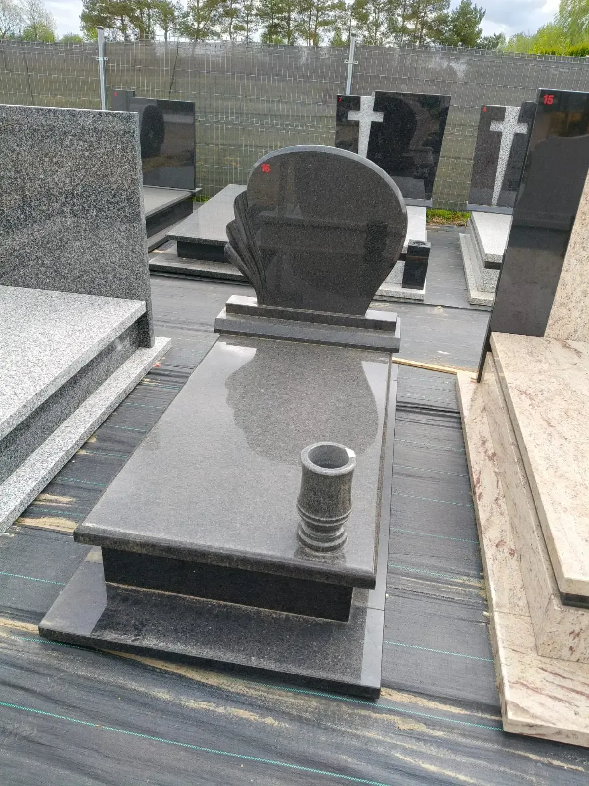Nagrobek pojedynczy – ciemny granit z okrągłą stelą - wzór GOS-16