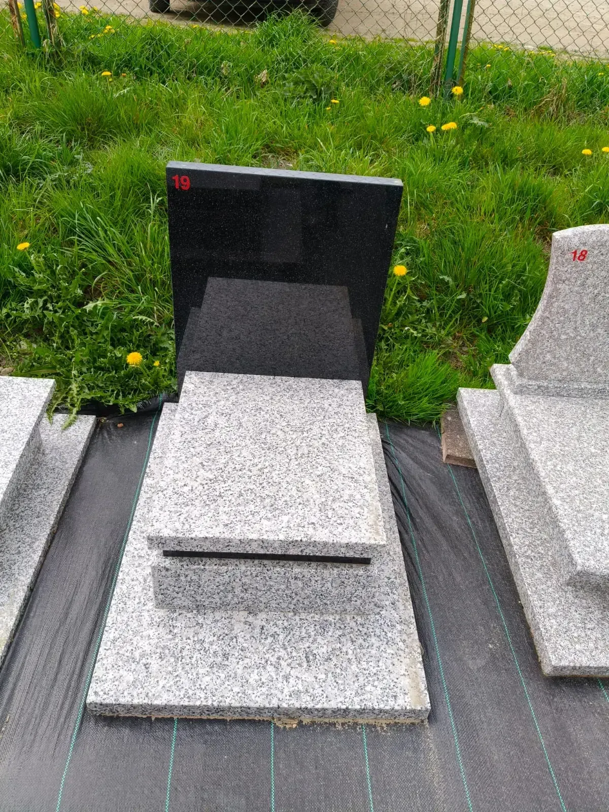 Nagrobek pojedynczy – jasny granit z czarną stelą - wzór GOS-19