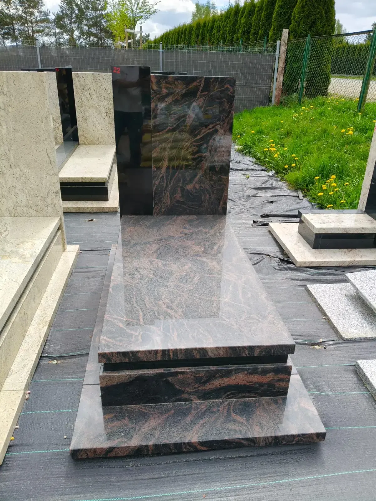Nagrobek pojedynczy – multikolorowy granit Aurora - wzór GOS-22