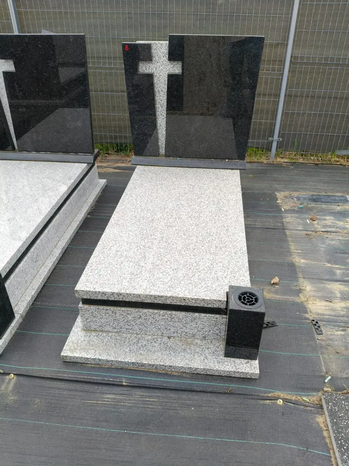 Nagrobek pojedynczy z krzyżem – jasny granit i wazon - wzór GOS-6
