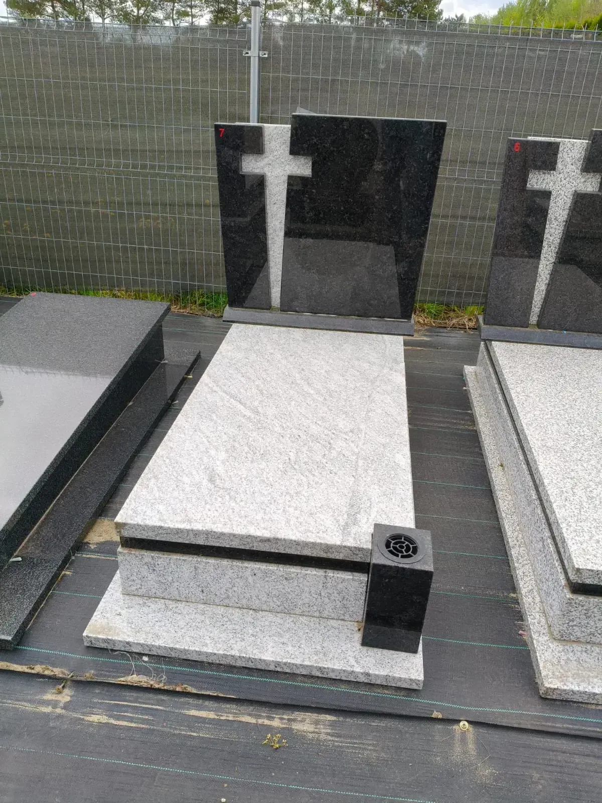 Nagrobek pojedynczy z krzyżem – jasny granit - wzór GOS-7