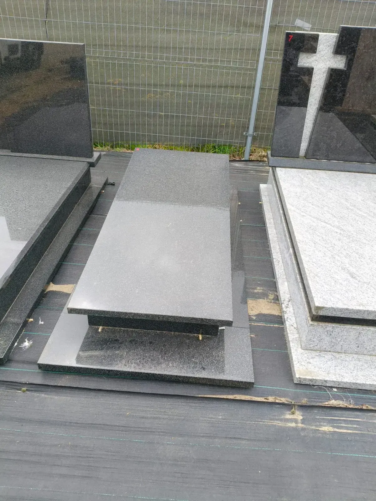 Nagrobek pojedynczy – ciemny granit, prosta forma - wzór GOS-8