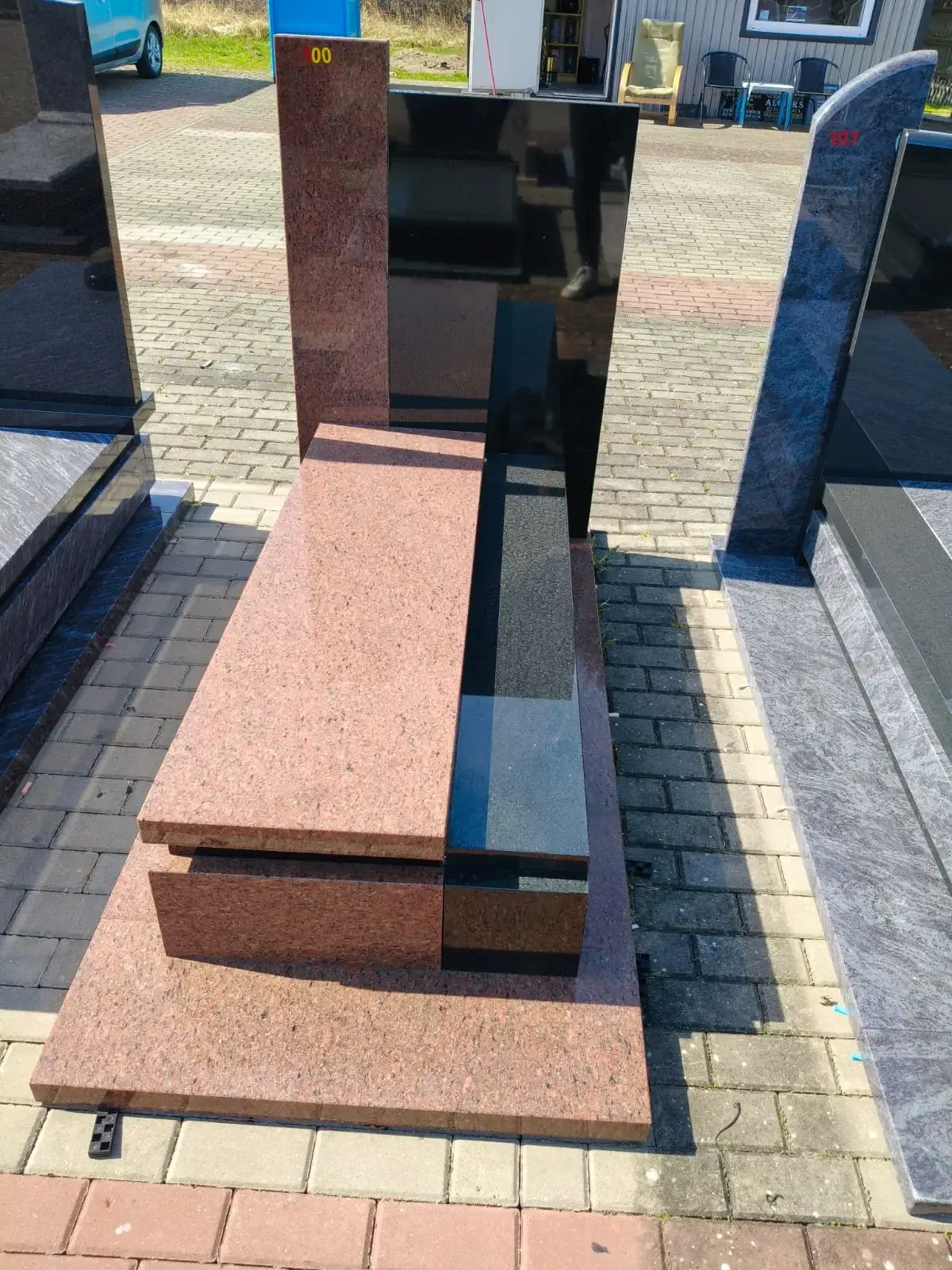 Nagrobek podwójny – czerwony granit Vanga z czarnym pasem - wzór GRY-100