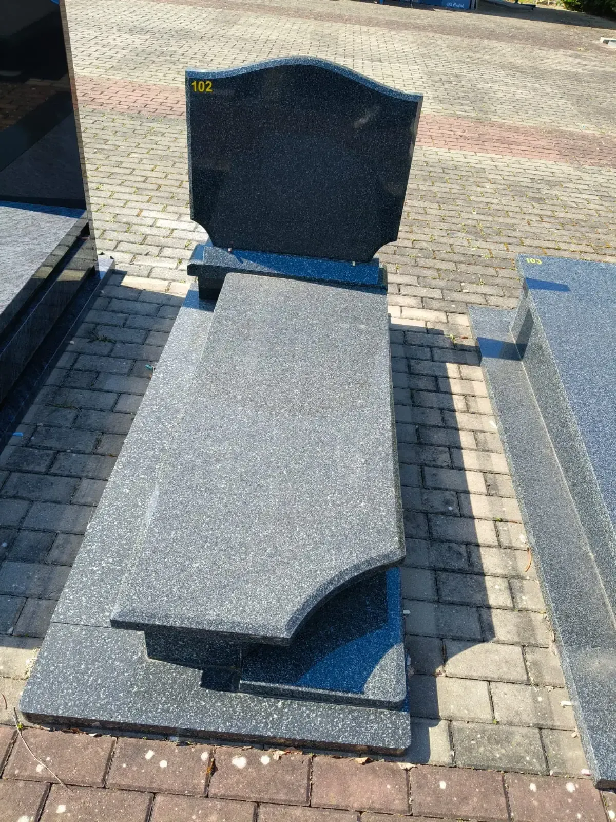 Nagrobek pojedynczy – ciemny granit Star Galaxy z falistą stelą - wzór GRY-102