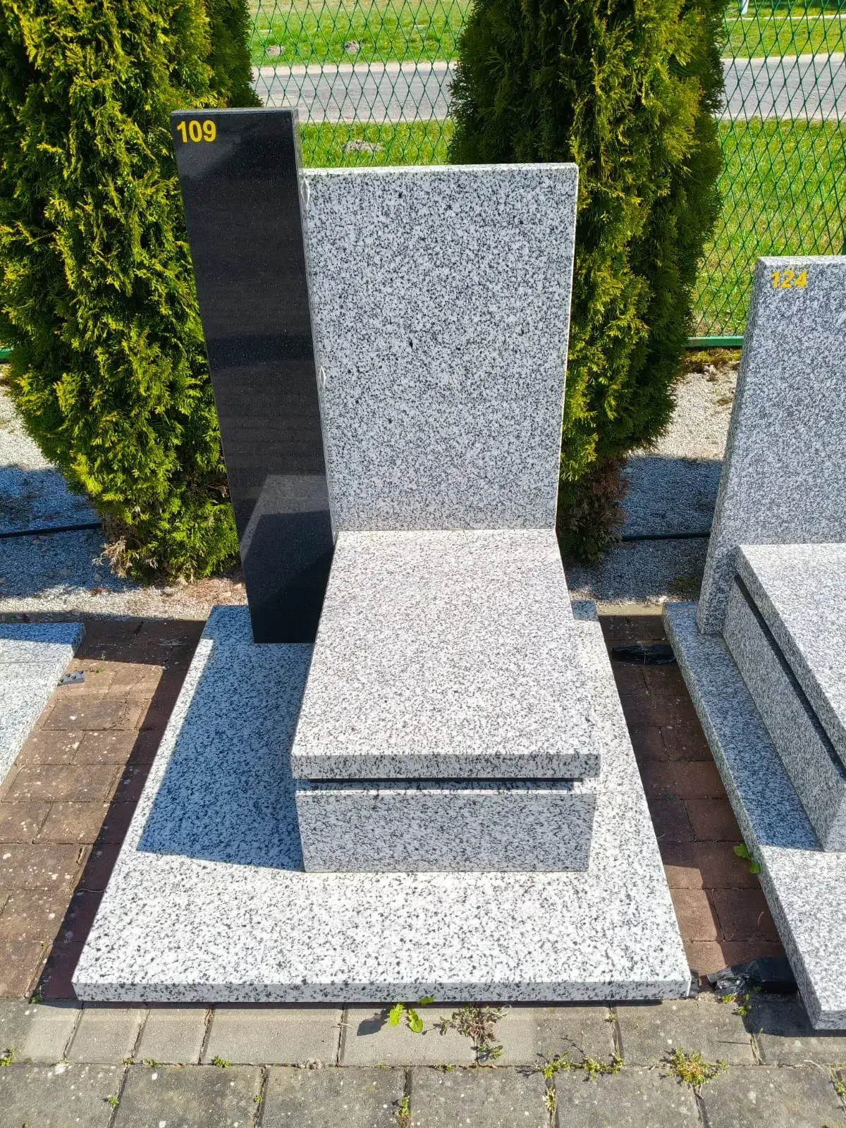 Nagrobek pojedynczy – jasny granit z czarną stelą boczną - wzór GRY-109