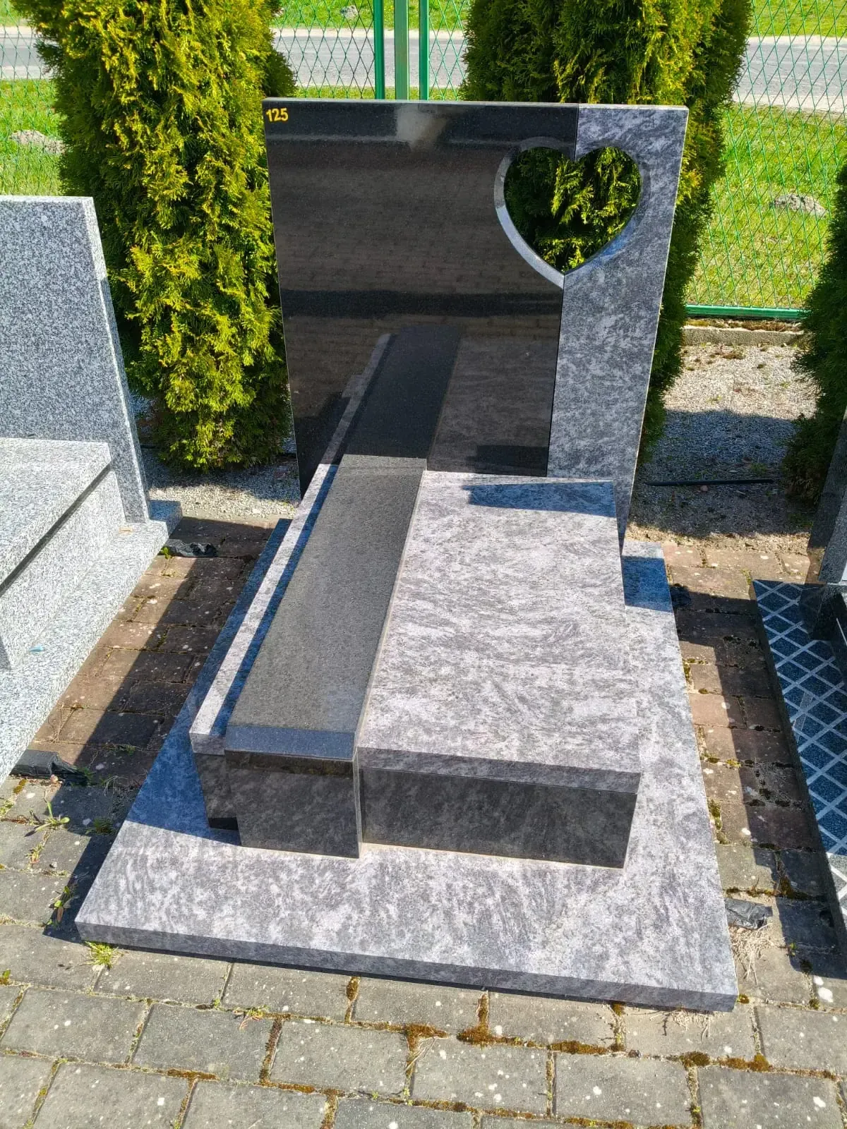 Nagrobek pojedynczy – granit Bahama Blue z sercem w steli - wzór GRY-125