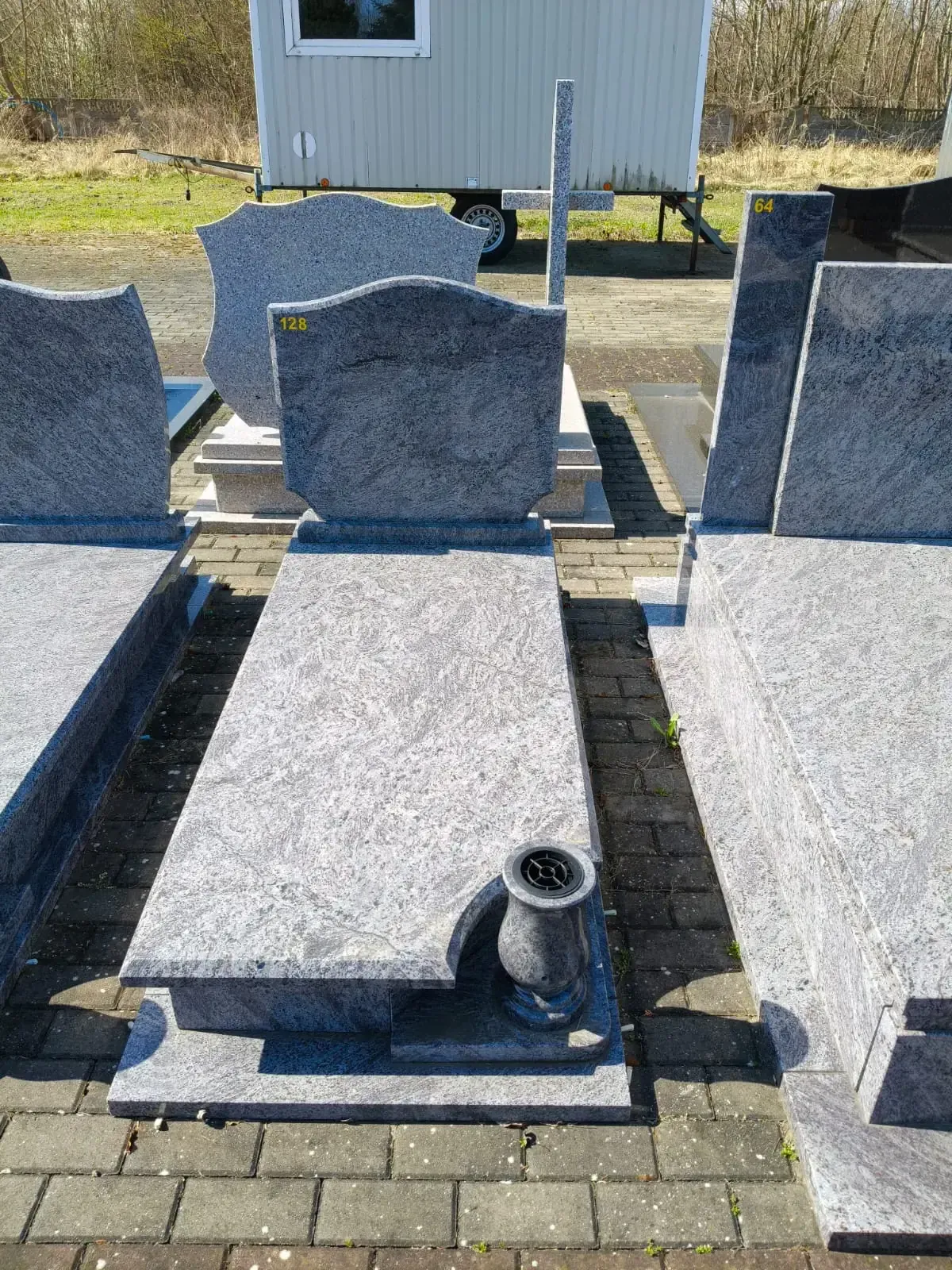 Nagrobek pojedynczy – granit Vizag Blue z stelą i krzyżem - wzór GRY-128