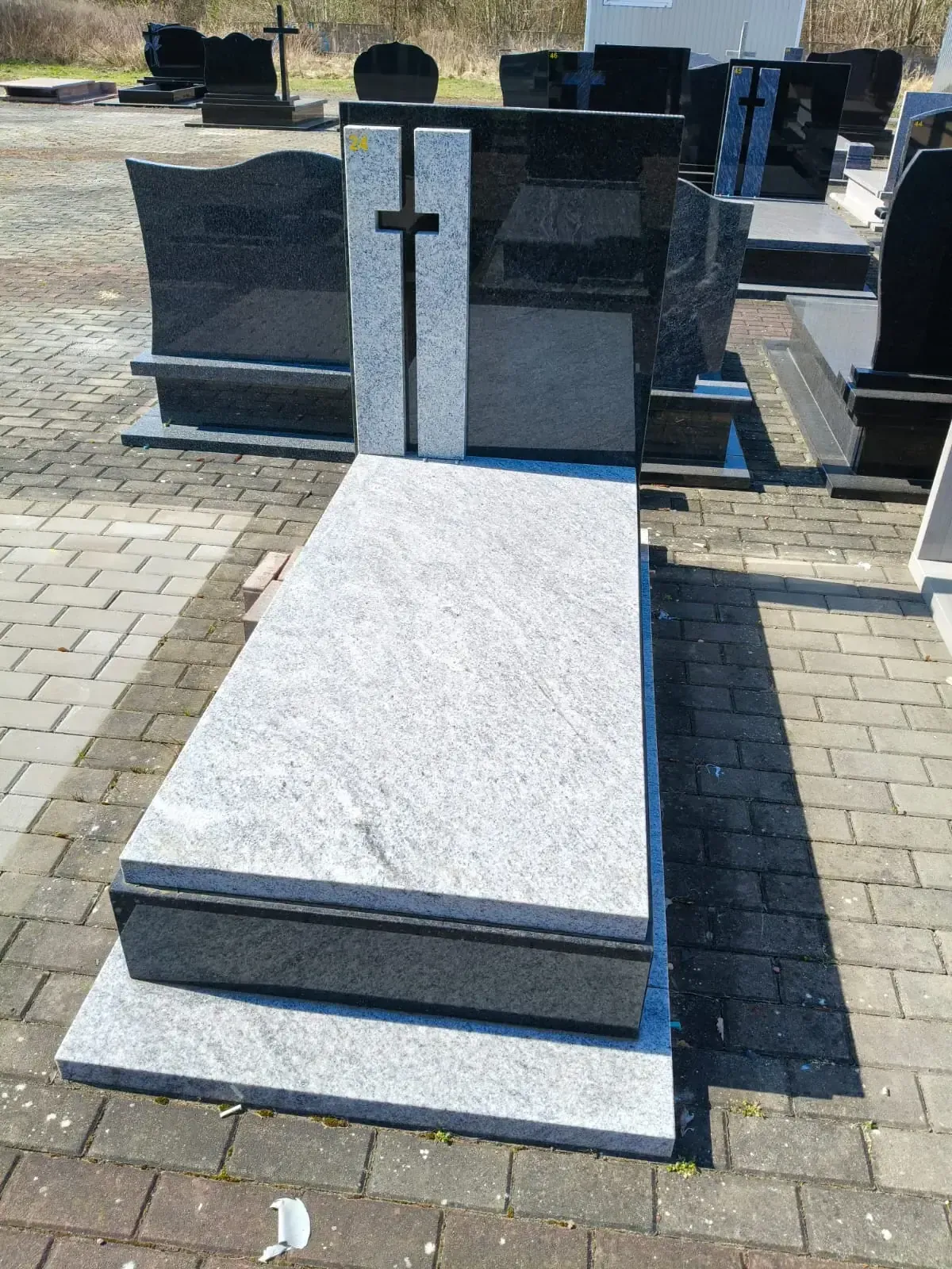 Nagrobek pojedynczy – jasny granit z czarną stelą i krzyżem - wzór GRY-24