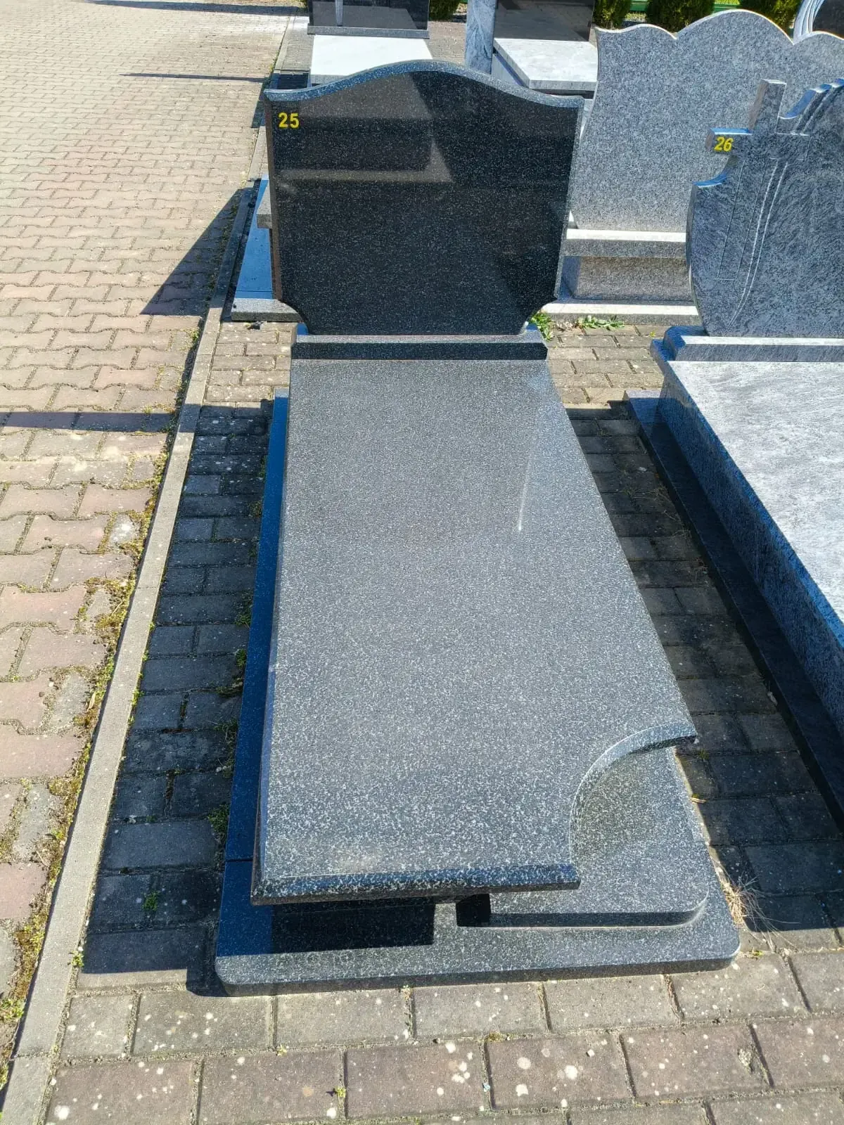 Nagrobek pojedynczy – ciemny granit Steel Grey z falowaną stelą - wzór GRY-25