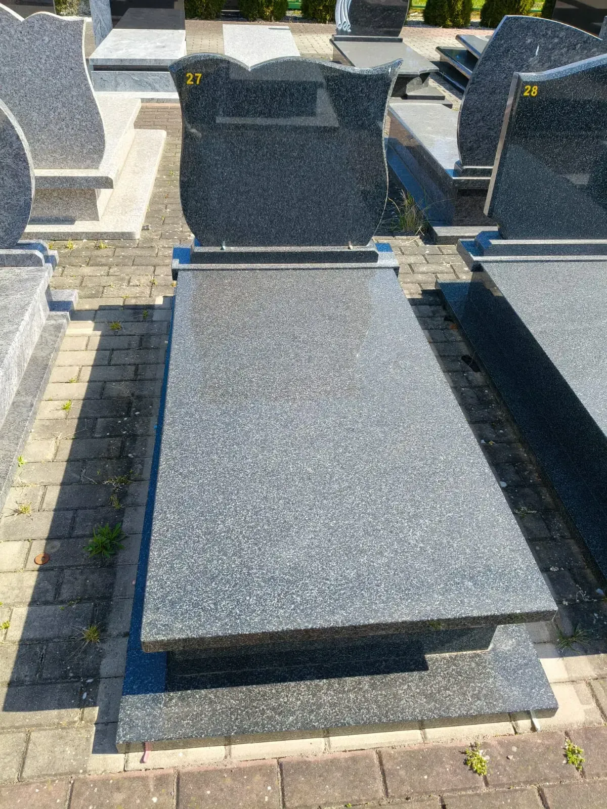 Nagrobek pojedynczy – ciemnoszary granit Steel Grey z klasyczną stelą - wzór GRY-27