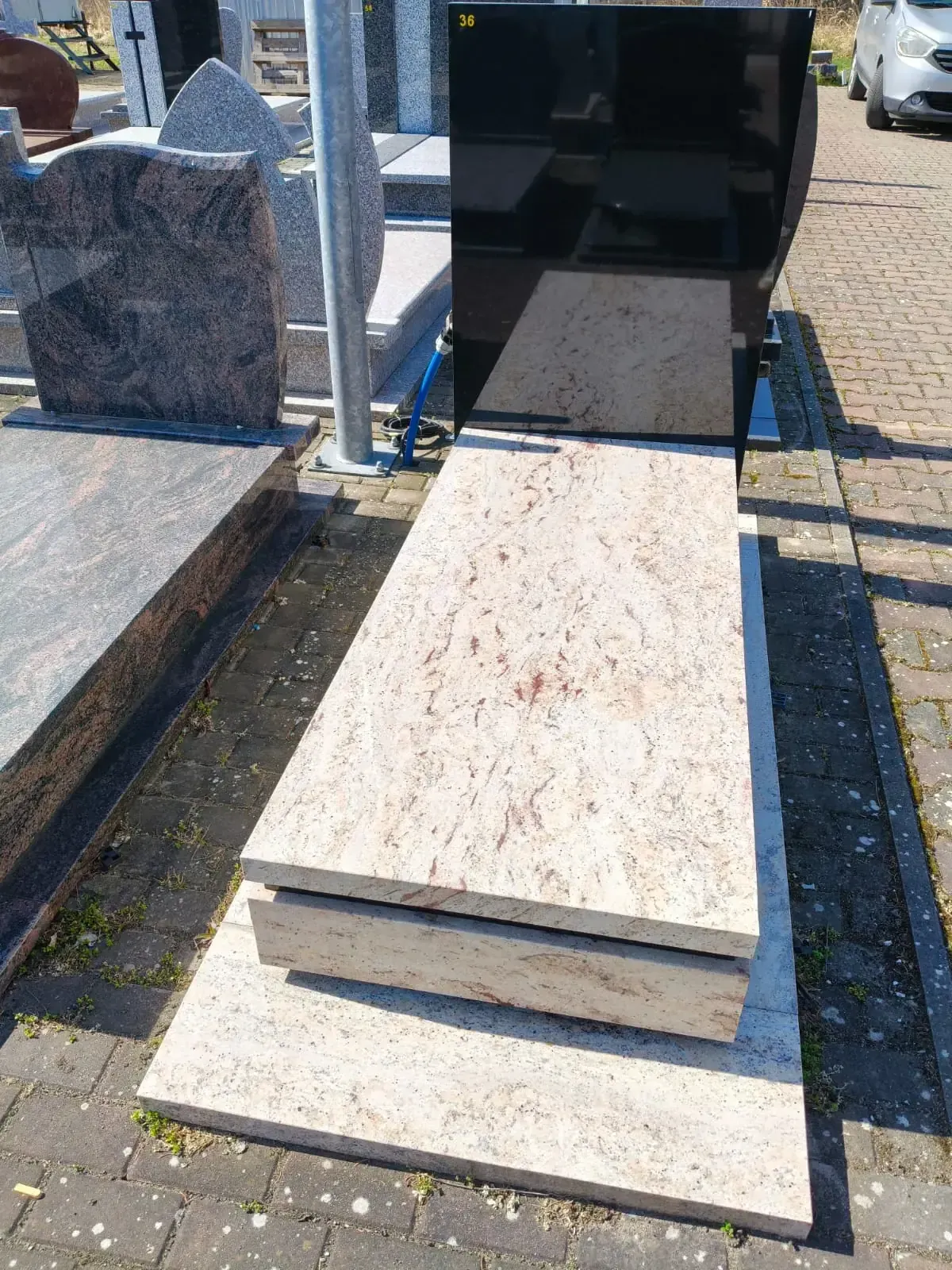Nagrobek pojedynczy – różowy granit Shivakashi z czarną stelą - wzór GRY-36