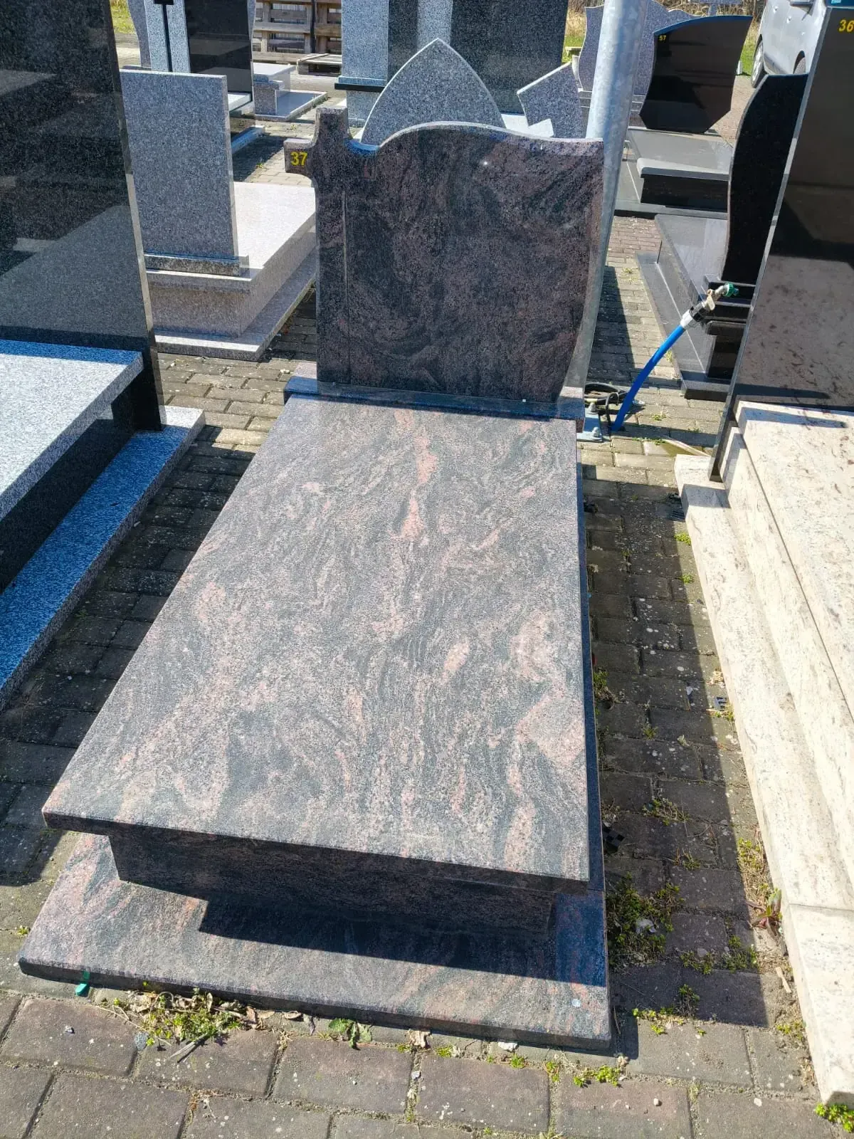 Nagrobek pojedynczy – multikolorowy granit Indian Aurora - wzór GRY-37