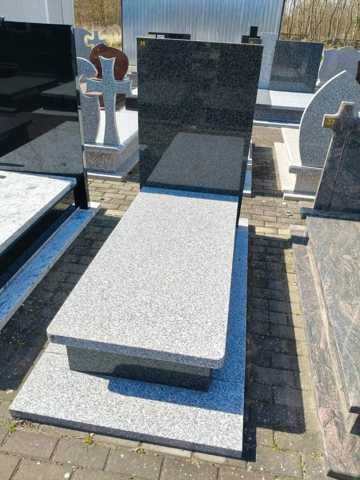 Nagrobek pojedynczy – jasny granit z czarną stelą - wzór GRY-38