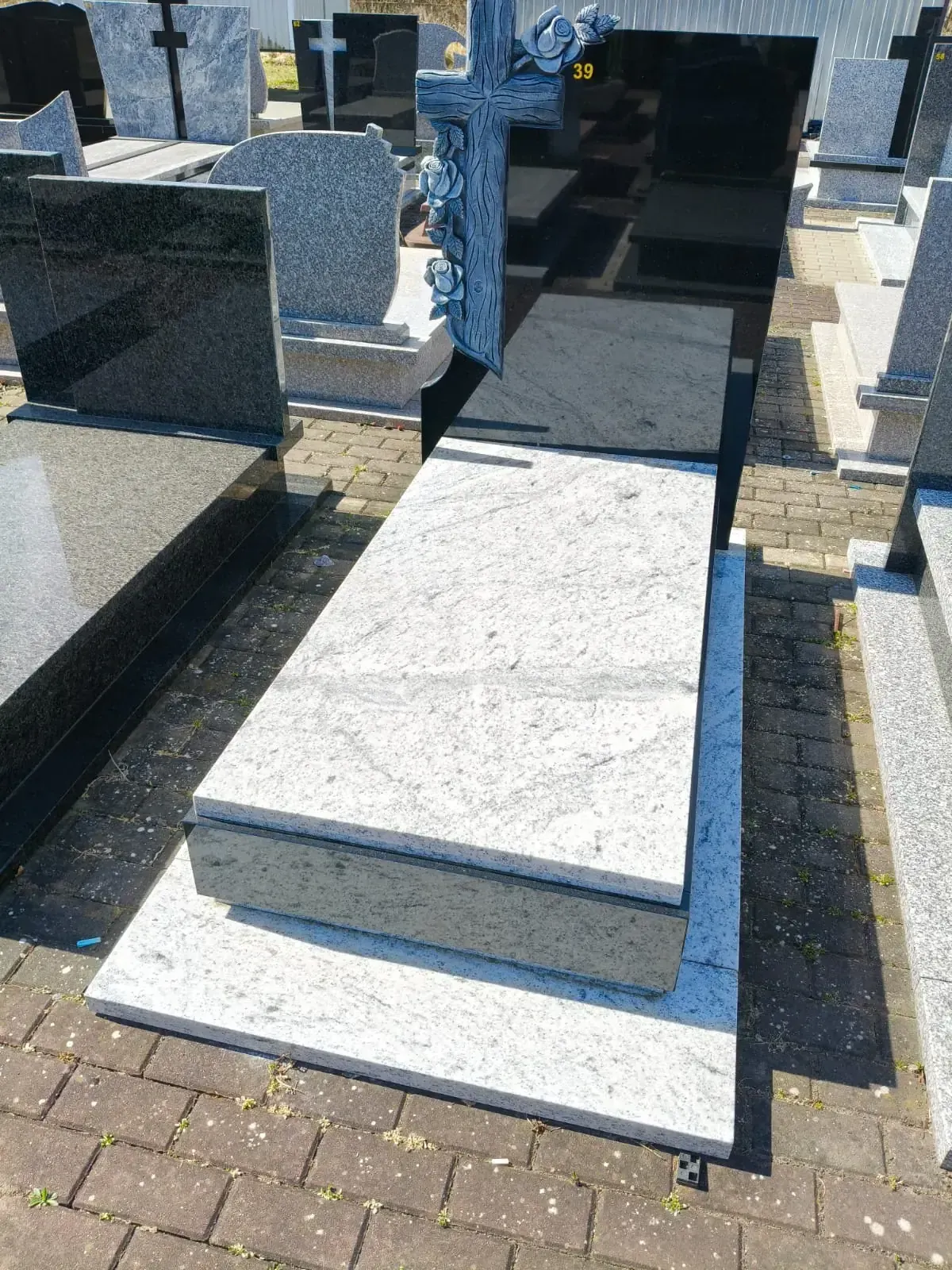Nagrobek pojedynczy – jasny granit z czarną stelą i krzyżem z różami - wzór GRY-39
