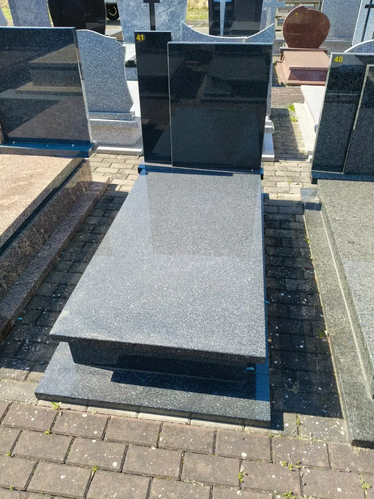 Nagrobek pojedynczy – ciemnoszary granit Steel Grey z czarną stelą - wzór GRY-41