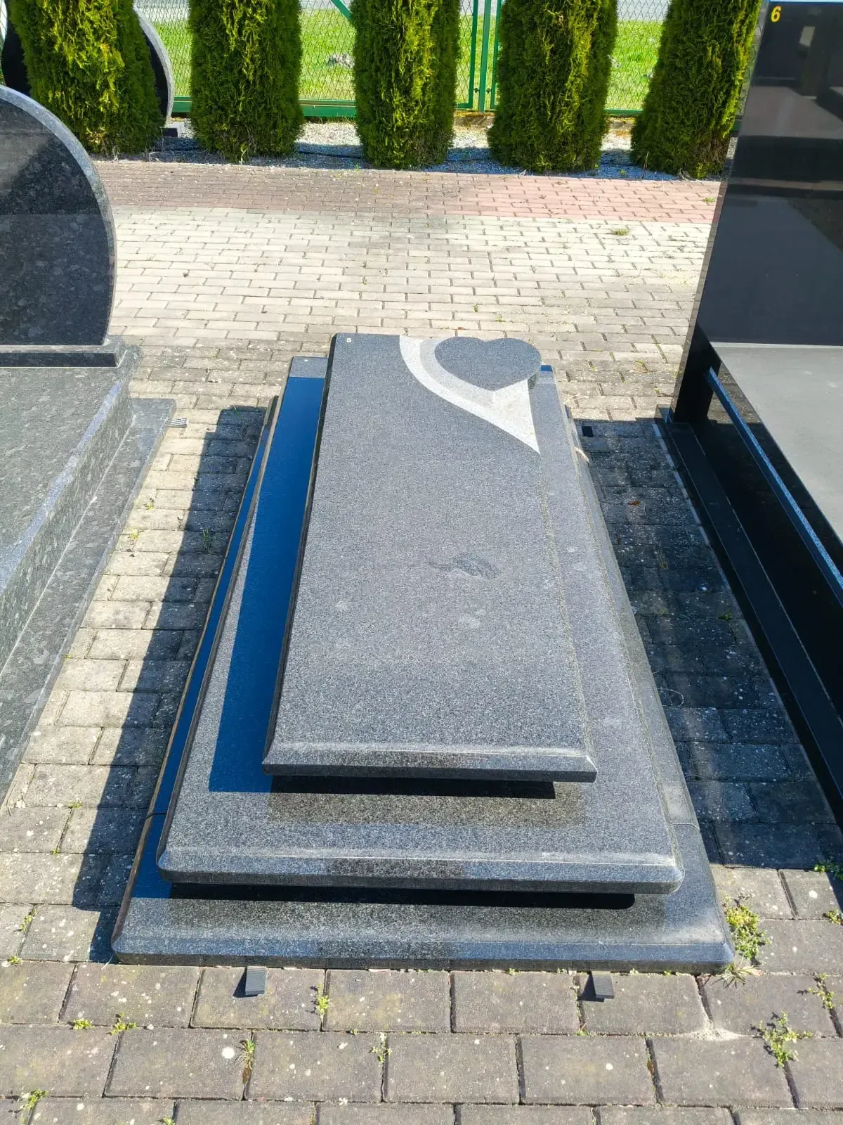 Nagrobek pojedynczy z sercem – ciemny granit - wzór GRY-5
