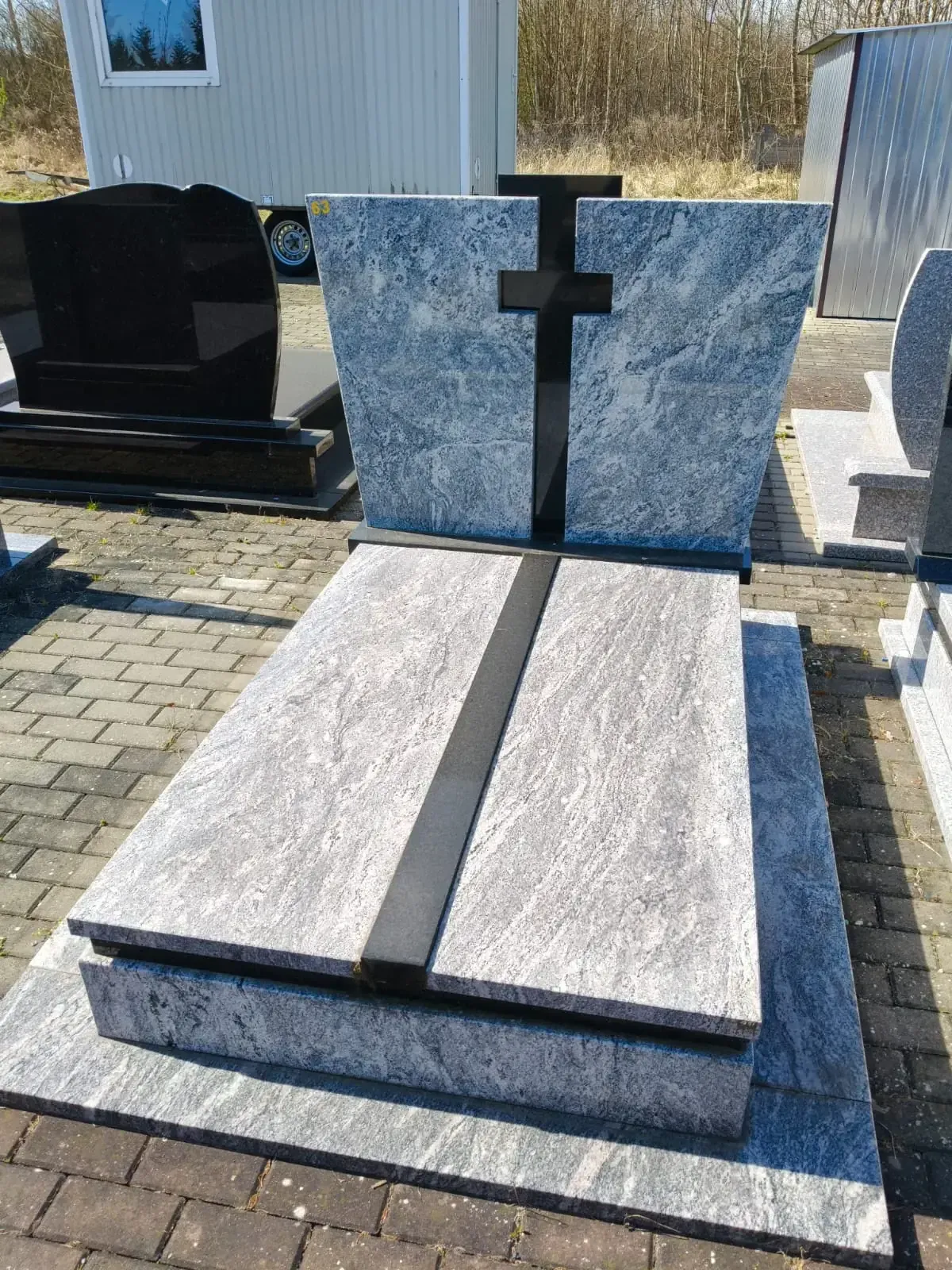 Nagrobek pojedynczy – multikolorowy granit Vizag Blue z czarnym krzyżem - wzór GRY-63