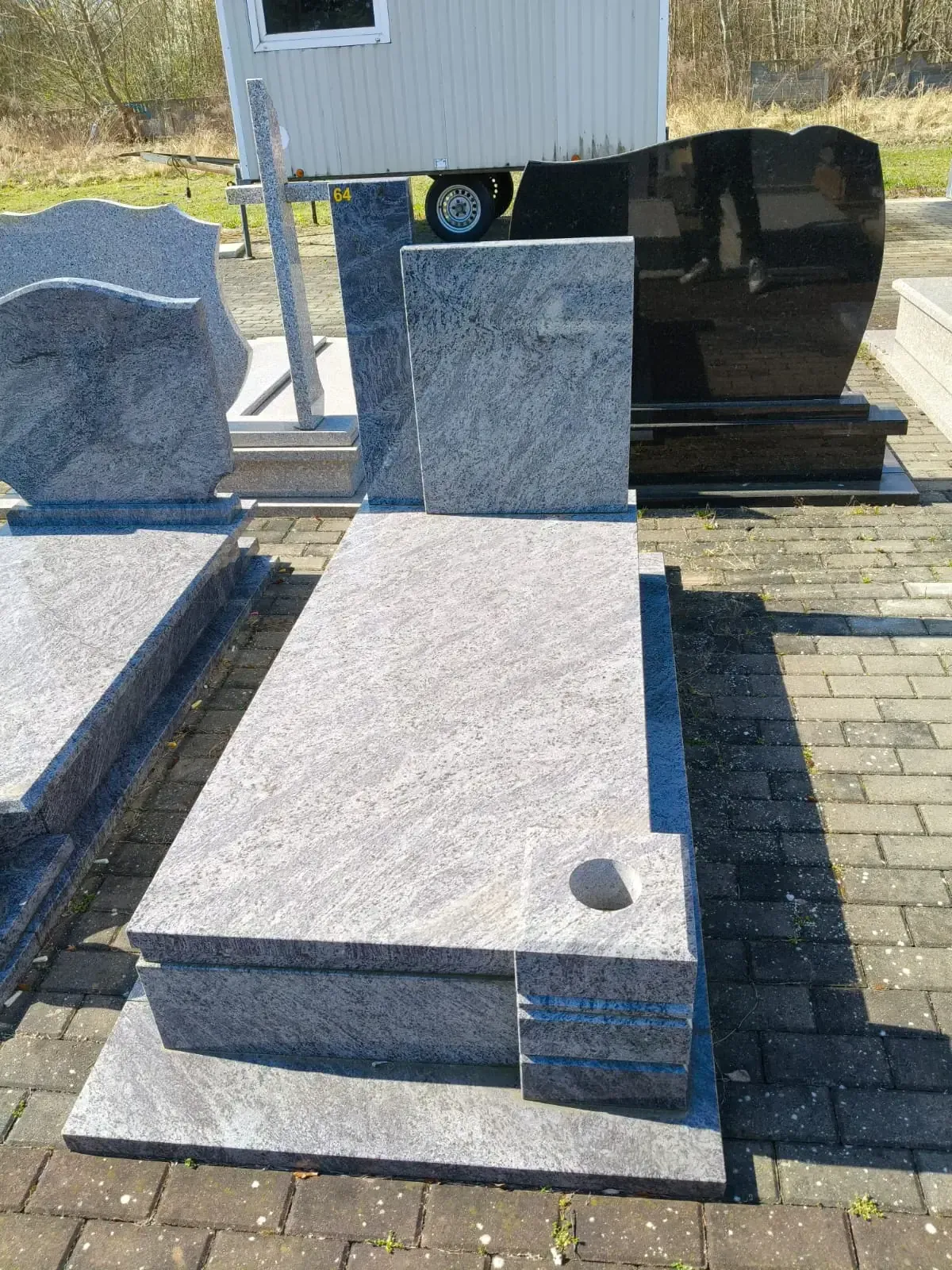 Nagrobek pojedynczy – jasny granit z stelą i krzyżem - wzór GRY-64