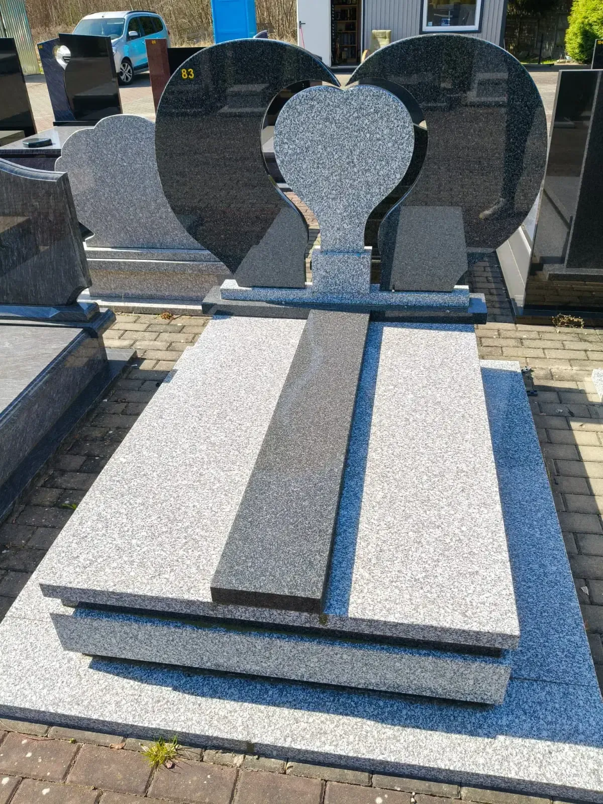 Nagrobek pojedynczy – jasny granit z stelą w kształcie serca - wzór GRY-83