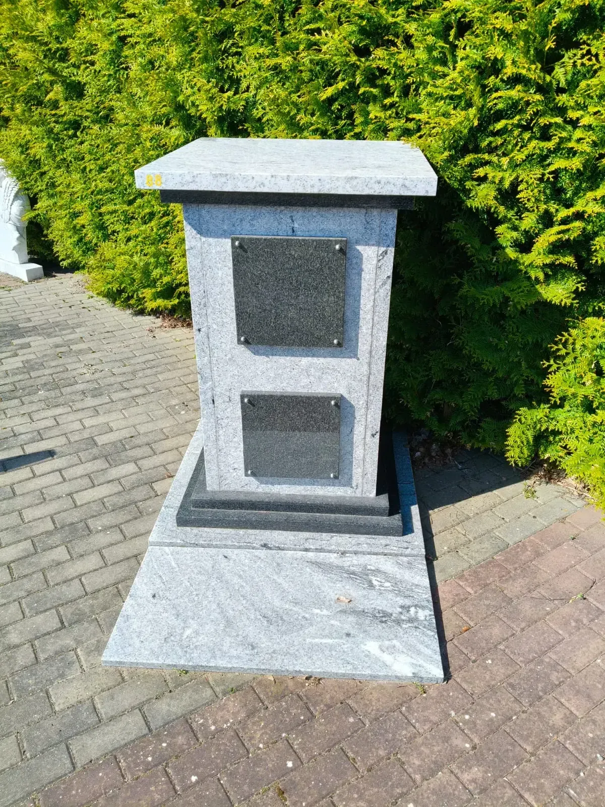 Kolumbarium – jasny granit z czarnymi tablicami - wzór GRY-88
