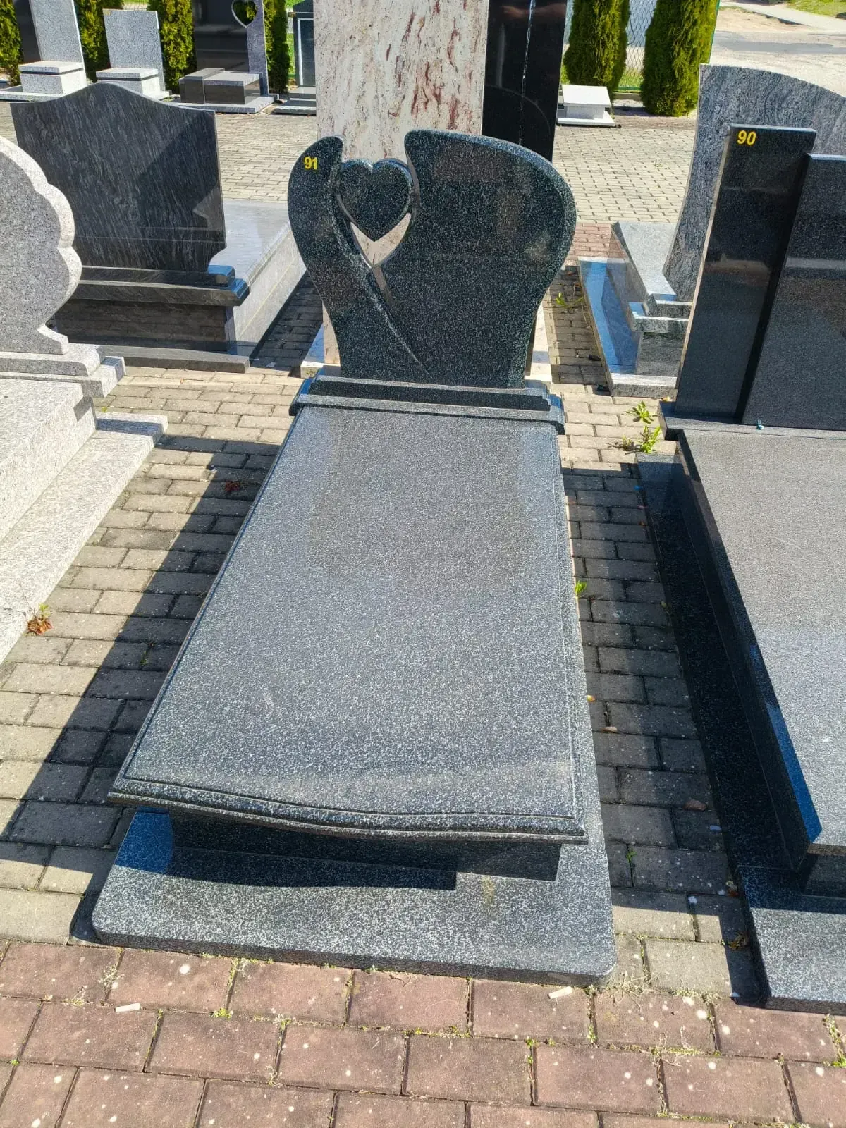 Nagrobek pojedynczy – ciemny granit z stelą z sercem - wzór GRY-91