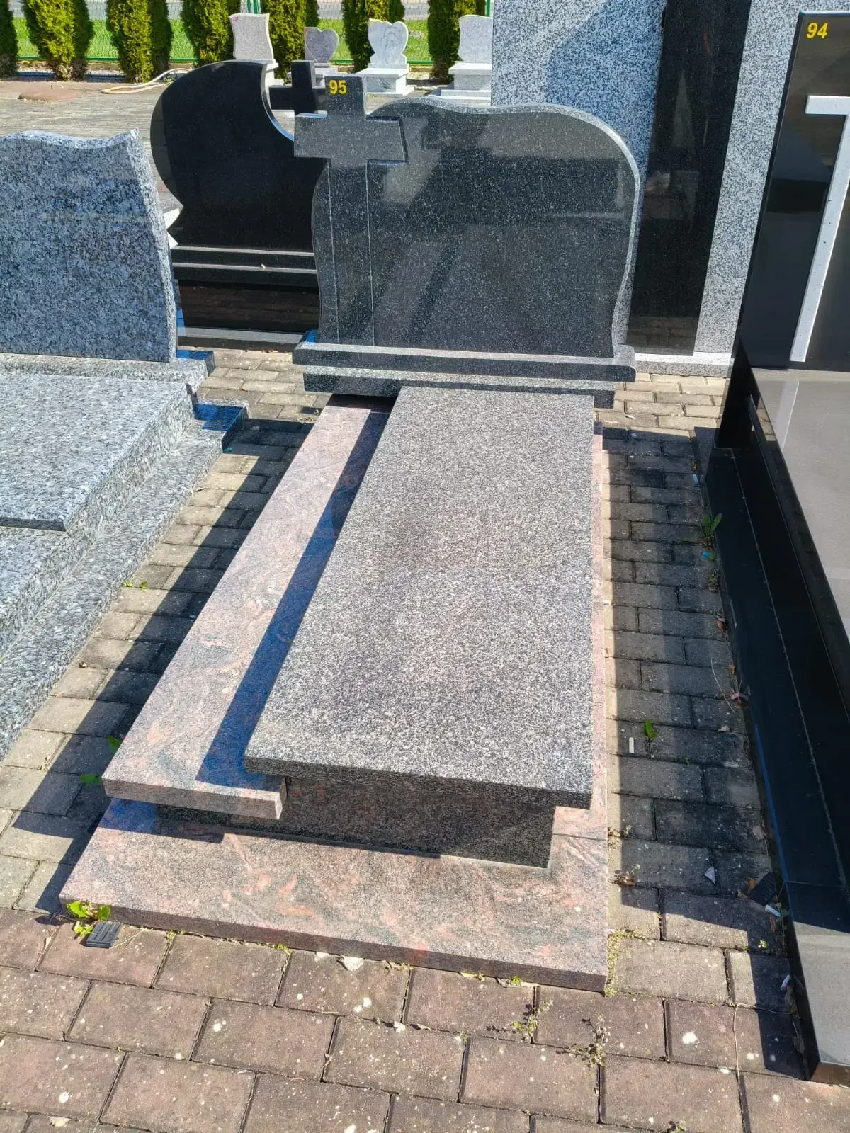 Nagrobek pojedynczy – multikolorowy granit Indian Aurora z czarną stelą - wzór GRY-95