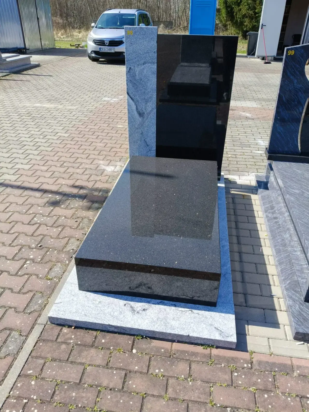 Nagrobek pojedynczy – ciemny granit Star Galaxy z prostą stelą - wzór GRY-98
