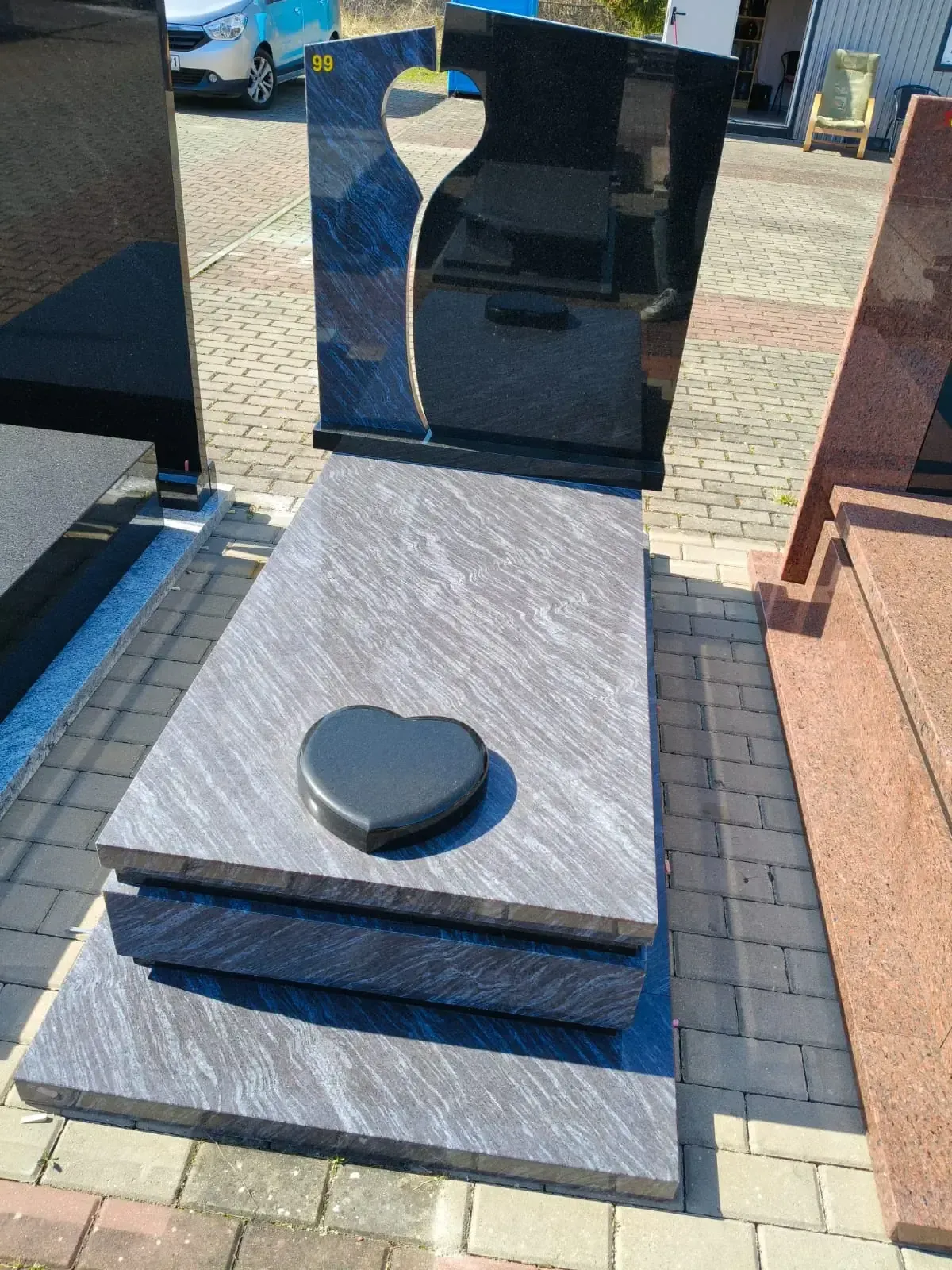 Nagrobek pojedynczy – granit Vizag Blue z czarną stelą i sercem - wzór GRY-99