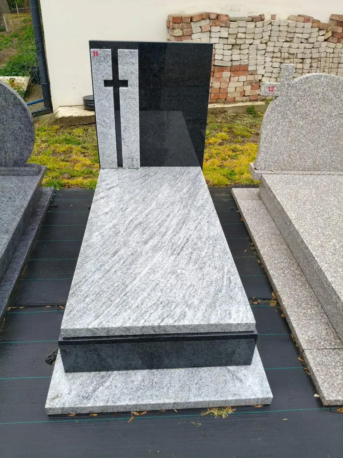 Nagrobek pojedynczy z krzyżem – czarno-jasny granit - wzór KP-11