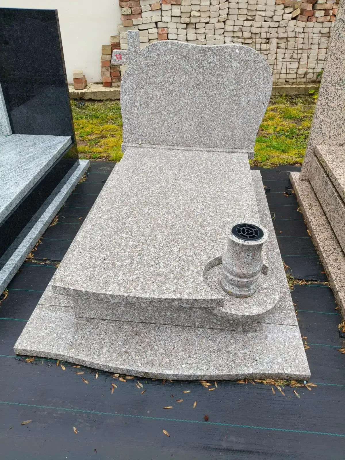 Nagrobek pojedynczy – beżowy granit z falistym konturem - wzór KP-12