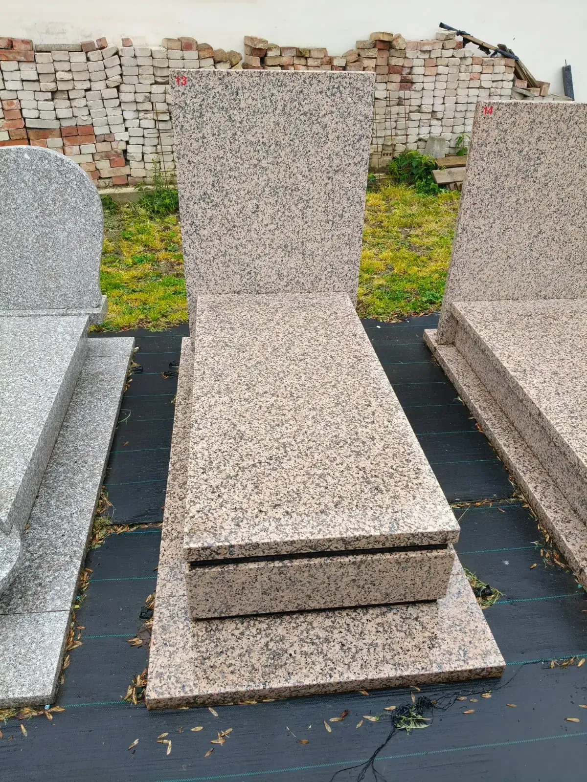 Nagrobek pojedynczy – beżowy granit, prosta forma - wzór KP-13