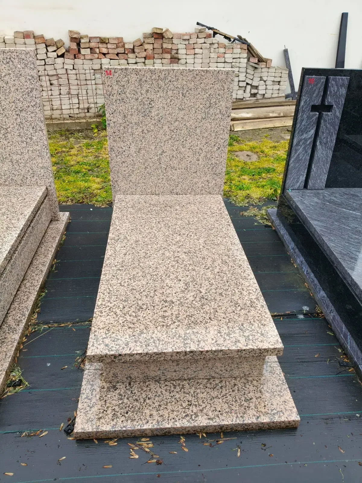 Nagrobek pojedynczy – beżowy granit z wysoką stelą - wzór KP-14