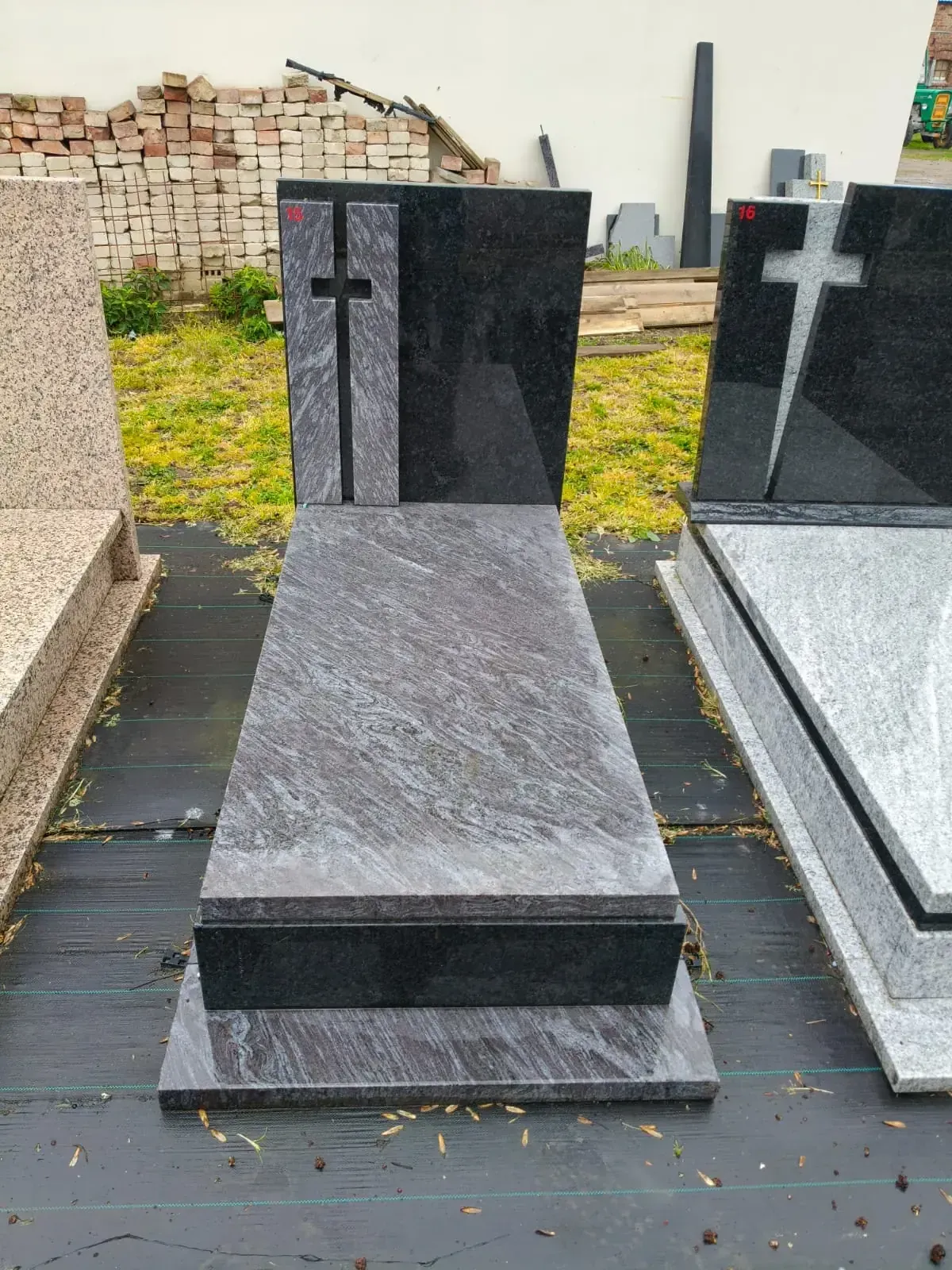 Nagrobek pojedynczy z krzyżem – szary granit z czarną stelą - wzór KP-15