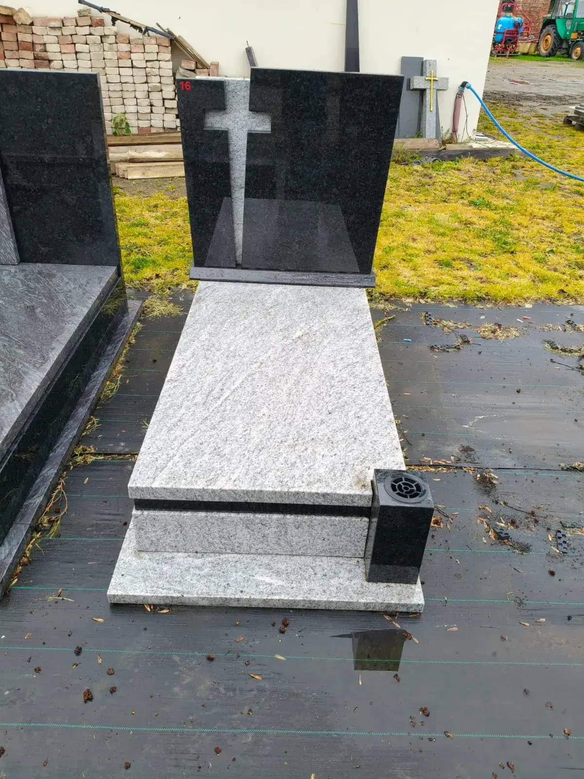 Nagrobek pojedynczy z krzyżem – jasny granit z czarną stelą - wzór KP-16