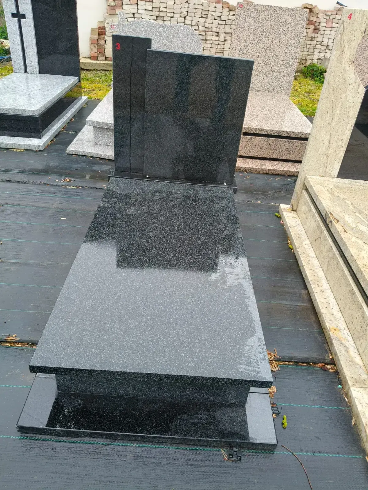 Nagrobek pojedynczy – czarny granit z dwukolorową stelą - wzór KP-3