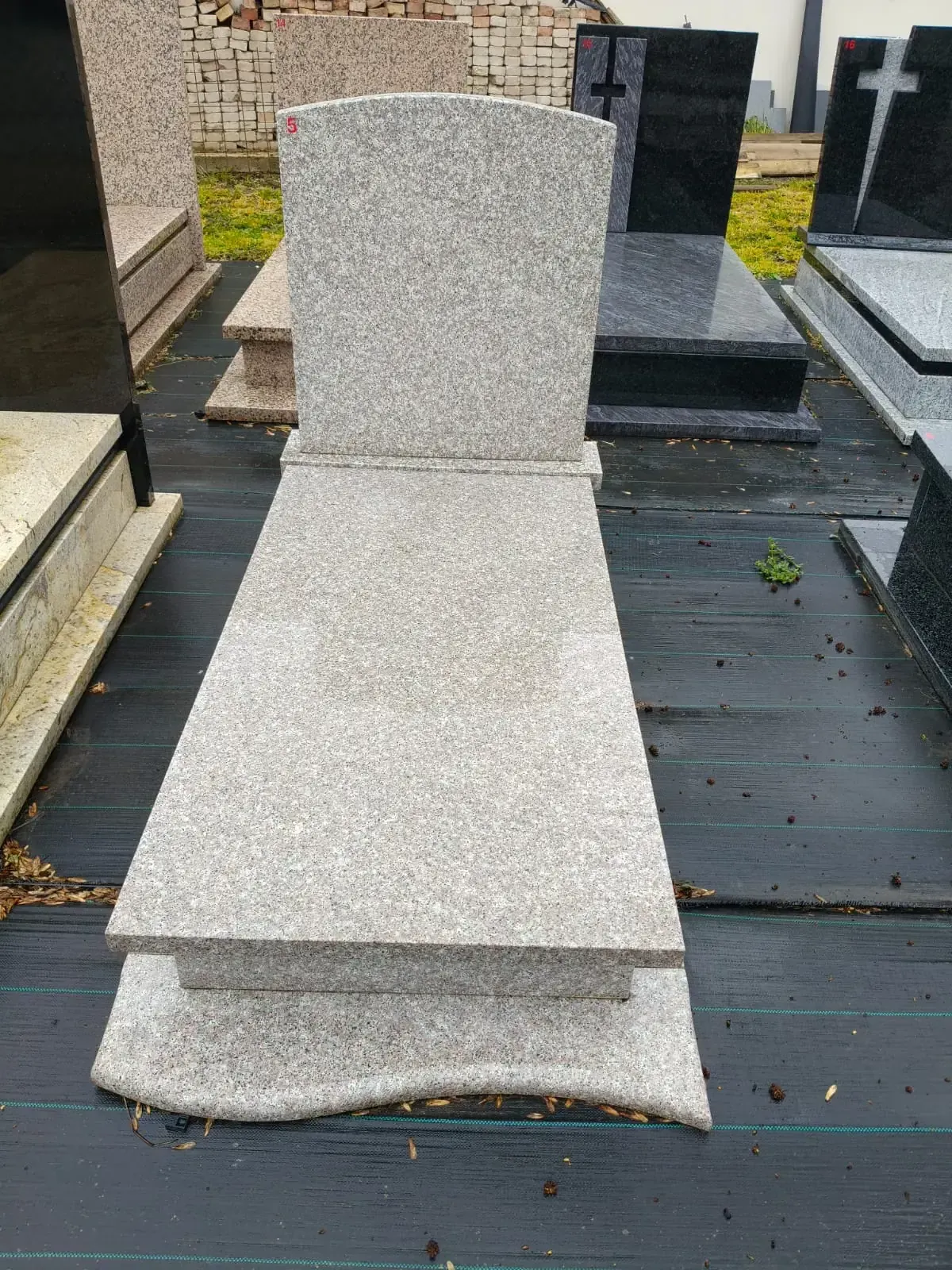 Nagrobek pojedynczy – beżowy granit z łukowym zwieńczeniem - wzór KP-5