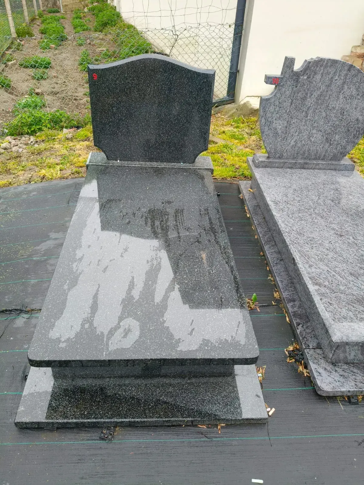 Nagrobek pojedynczy – ciemny granit z łukową stelą - wzór KP-9